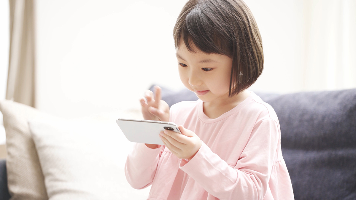スマートフォンで遊ぶ女の子