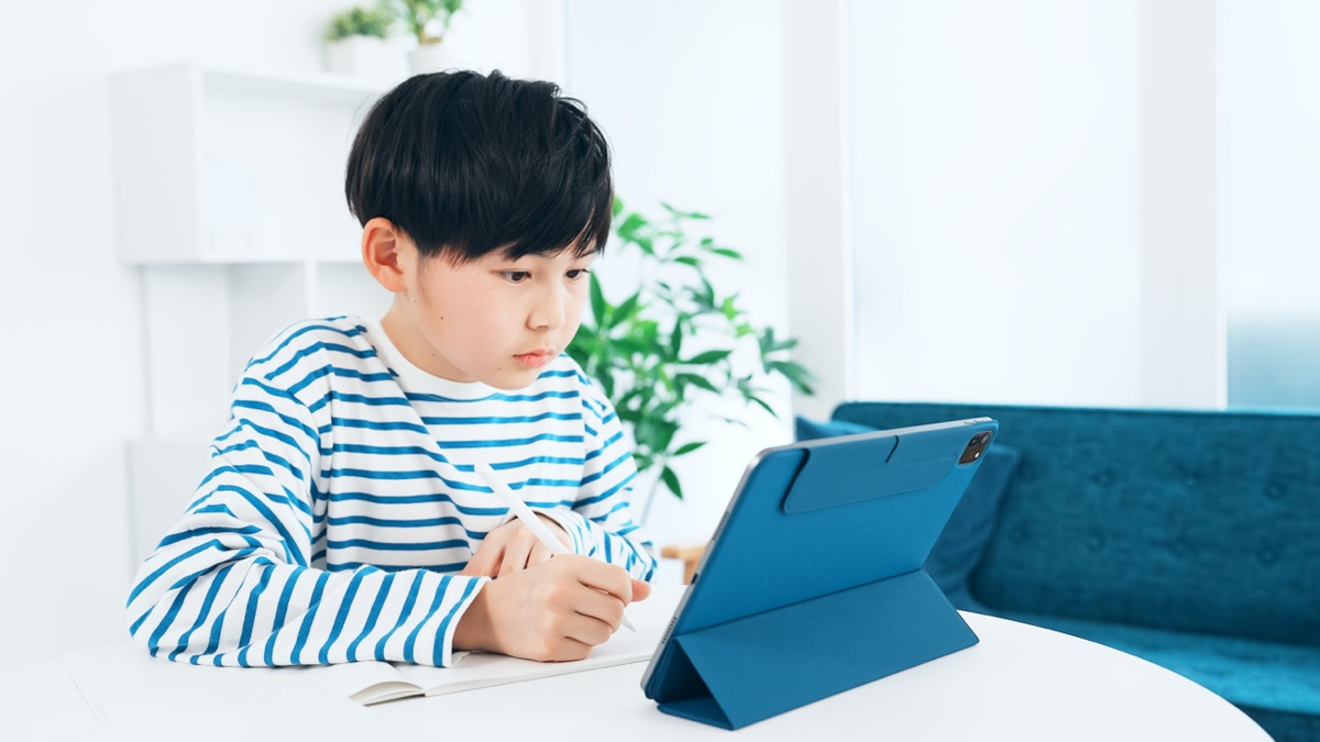 タブレットを操作する男の子